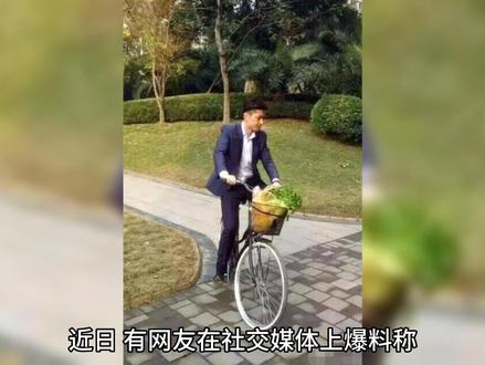 胡歌现身武汉街头,穿着一件绿色的外套。