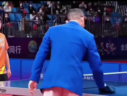 被小莎指挥,裁判擦桌子很认真😂#孙颖莎 #乒乓女孩 #