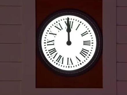 🇪🇸跟吃!12颗葡萄迎新年(含敲钟原声视频)|||新年的钟声响起🥳 西班牙人不语…… 只是一味的往嘴里塞葡萄! 是的!在西班牙,人们用葡萄来迎接新年。随着新年钟声每响一次,吃下一颗葡萄。如果成功吃完12颗,象征来年12个月顺顺利利,好运不断! ⏰什么时候吃? 正式的钟声是在零点之后响起哦,每三秒一声。正式钟声前会有4下预备声~ 小符号为大家准备了原声敲钟视频,无论你在哪里,属于什么时区,都可以随时打开视频跟吃! 📒tips -提前准备好小颗去籽的葡萄,不要逞强 -不要和朋友对视,很容易笑喷-安全第一,吃太快容易噎到 #马德里生活 #西班牙跨年吃葡萄 #2026 #新年的钟声即将敲响 #西班牙生活