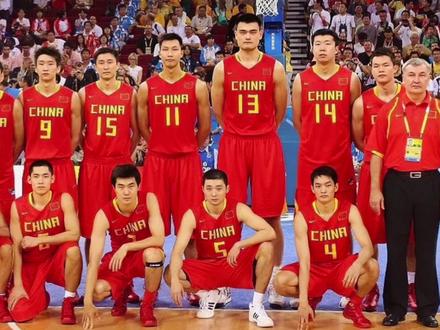 2008年奥运会期间,被誉为史上最强阵容的中国男篮比赛时的合影,如今你还能认出照片中的这12员大将都是谁吗#历史 #珍贵影像#传奇人物