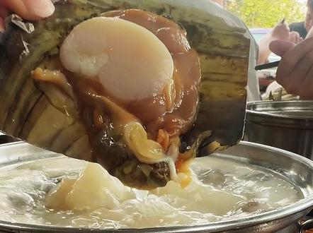 i人探店日记|跟着刘雨鑫打卡十元自助粥底火锅 刘雨鑫不光带火了莫氏鸡煲,南沙这家10元自助粥锅也火了一把,周五傍晚过去打卡,五点半就挺多人了;i人探店的拍摄角度很迷惑,全程自助十元均一,免费送的油条很好吃!
• 全场荤菜10元/碟,素菜5元/碟,粥底免费续,人均几十吃到撑,性价比超高
• 海鲜新鲜鲜甜,虾、贝、生蚝都很可,闭眼点
• 牛肉口感普通偏柴,不推荐
• 大排档环境,人气旺,适合街坊就近吃
一句话总结:海鲜在线、牛肉一般,性价比拉满,南沙朋友可以直接冲。
#广州美食 #刘雨鑫 #创作者中心 #创作灵感 #真实生活分享计划