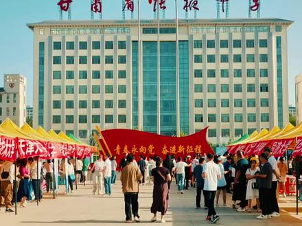 张掖中学2024年高考成绩如下:物理、历史方向各一个屏蔽生,分别是物理方向李润轩684分(全省前30名),历史方向杜远志659分(全省前20名)。前100名合计10人,其中物理方向前100名4人(李润轩684分全省前30名;宁兴远679分46名;柴兆远676分69名;李嘉琦676分69名,675分以上4人),历史方向前100名6人(杜远志659分全省11名,卜虹月656分22名;谢馨怡646分55名;党希彦643分74名;李想643分74名;张子禾641分88名)。
物理方向600以上66人、历史方向30人,合计600分以上96人;
一本以上人数继续保持700人以上水平。