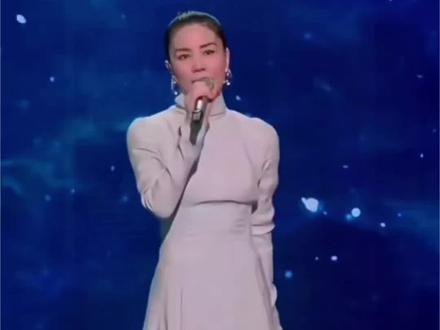 谢霆锋深圳演唱会,王菲惊观演唱会与峰哥深情对唱,难道是想分手了吗?#谢霆锋 #王菲