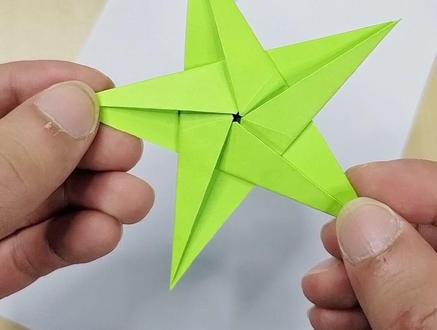 不会折仙女棒上面五角星装饰的童鞋看过来 #手工 #折纸 #五角星 @DOU+小助手