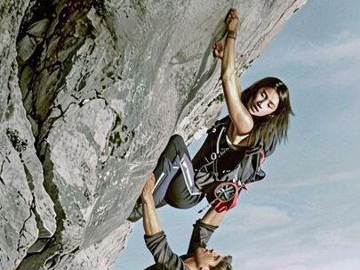 女人为了活命,竟徒手爬上5000米悬崖 #影视解说 #我的观影报告 #岩脊求生 #宅家dou剧场