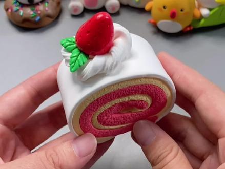 来个简单的草莓卷吧,可爱极了!#粘土手工 #粘土教程