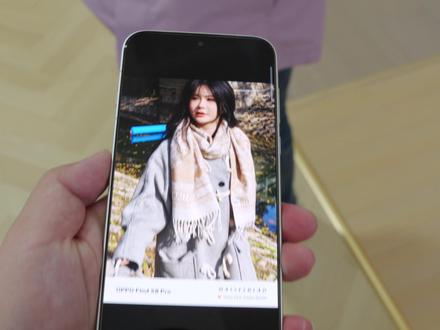 用 OPPO 碰一碰传东西到底有多爽… ColorOS 16 一碰互传全新升级!
不仅能传图片、传视频、传文档、传便签,还能传小红书笔记、某音视频、头条资讯等~
更绝的是还能发支付宝红包,轻轻上滑一下,想要分享的东西就到对方手机了~
操作方法如下:
Step1:双方手机打开 NFC 、蓝牙和 WLAN。
Step2:发送方打开要分享的内容后,将手机靠近接收方手机 NFC 区域,上滑发送。
Step3:接收方手机保持解锁且亮屏,接收文件。
注:发支付宝红包请先进入“支付宝APP-红包-面对面红包-输入金额”然后碰一碰。
#OPPO互传 #oppo一碰互传 #碰一碰分享 #ColorOS16