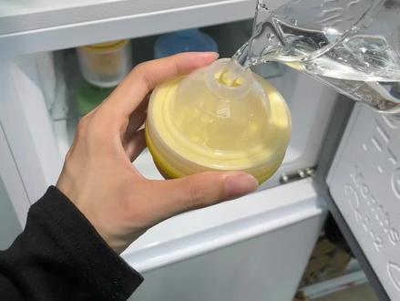太有创意了,能折叠,能冻大冰球的吸管杯,特别好脱模 ,身边的朋友都被种草了 #冰球模具 #大冰球 #冰杯 #夏日必备