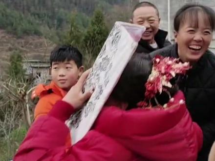 贵州铜仁土家族这个“哭嫁”现场也太欢乐啦~新娘:这个哭完了,好了,下一个~#社会新闻 #婚礼现场 #农村结婚习俗 #婚礼搞笑瞬间 @澜雨 @抖音小助手