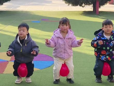 气球大作战开启🔛 小宝贝们化身小兔子运球,蹦蹦跳跳的样子也太可爱啦~一个气球就能玩出超多快乐,童年的美好就是这么简单🥳##幼儿园的小可爱##幼儿园户外游戏 ##上热门🔥 ##幼儿园里欢乐多 ##鸣犊小天使幼儿园