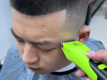 美式寸头怎么剪?#美式寸头 #零基础学理发 #男士剪发教程 #理发器电推剪 #在家理发