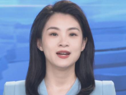 《从此烟花漫东疆》
世间无限丹青手,漫天缤纷画不成。
海天之间,一场史无前例的烟花盛宴。半空焰火,万顷江海,当水与火奇幻相逢,瞬间石破天惊。
眼中的璀璨,心头的激荡,汇成欢声如潮。盛世繁华,此刻如此具象。
从“东风夜放花千树”到“火树银花不夜天”,烟花,这一太平盛世的美丽宣言,这场盛放在中国人骨子里的浪漫,千百年来粲然如新。
这片大江大海与瑰丽烟花,似乎注定相互依属、彼此成就。今年5月,江海澜湾一场5分钟的超燃烟花秀仿佛犹在眼前,此时,更高级别、更大规模的长三角六国烟花大赛接踵而至。江海交汇处的苍茫夜空,被世界的澎湃热情持续点亮。
是的,这一次,代表世界顶尖水平的烟花团队,同样选择了启东。想来,对于呈现光影盛景的舞台,他们定然极尽挑剔。阅尽千帆,最终花落江委海端。
这一次,你风尘仆仆奔赴江海交汇之地,只为这一场宿命般的绝美相遇。毕竟,错过了,终究是平生憾事。
这一次选择,这一场奔赴,令江海大地又一次触摸到来自世界的关注与热忱。投我以木桃,报之以琼瑶。此刻海上生繁花的极致浪漫,恰是江海最好的回赠。而烟花闪亮处为你一一呈现的,是浩渺的碧海银沙、绵延的江海岸线,是海上日出的雄奇、江边日落的隽永,更是真切可感的一城烟火、满腔情意。你为我不远千里,我为你倾尽所有。
值得一提的是,一场骤降的雨,成为首场烟花盛宴的插曲。大雨淋漓,期盼中无比惊艳的5000架无人机升空的震撼场景,只能暂时搁浅;好事多磨令人遗憾,然而在现场,安保人员各司其职、有条不紊,现场数万观众秩序井然、热情依旧;而因雨造成的交通拥堵,及诸般不尽人意之处,当烟花绚丽升空的一刹那,都已化作眼眸里的光。这一程温暖的双向奔赴着实令人动容。谁又能说,这不是另一道足以媲美烟花的景致呢?
曾经沧海难为水,从此烟花漫东疆。这一场盛大的海上烟花,注定将伴着三水交汇的款款风情,载入时间的长卷、记忆的史册;这片被烟花照亮的江海大地,与你、与世界之间的缘分,也注定将会愈加深长和持久。
烟花过眼,此情长驻;刹那芳华,终成永恒。