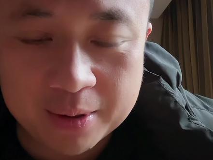 黄嘟嘟搞笑视频:黄嘟嘟连麦梅碧瑞我没怎么读书,搞了个985的衣服穿起来,好有派头嘞!!!#黄嘟嘟#黄楚儒#梅碧瑞#湘超#湘超永州