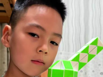 一根魔尺变出狙击小手枪,步骤简单超好上手 【少壮不努力 老大徒伤悲】
48段百变魔尺迷你小手枪教程来啦!
细长枪管设计,缩小版狙击枪造型,造型简单好看。
适合一二年级小学生,锻炼空间想象力、手部精细动作。
家里有48段魔尺的赶紧收藏,带娃一起动手玩。
喜欢小朋友原创魔尺教程,点个关注 每天更新不同造型
#亲子游戏陪伴 #创作者中心 #创作灵感 #百变魔尺 #动手动脑