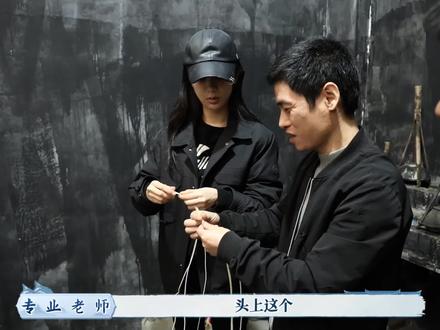 李祯搓灯草直呼上头,痴迷程度连一旁的爷爷李金水都忍不住感叹!紧接着学习烧烟、锤墨、描金……剧里剧外的李祯对墨都是满分用心#家业花絮#杨紫