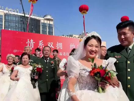 跨越17年的生命之约:汶川获救女孩与施救军人终成眷属
2025年11月29日,湖南一场汉式集体婚礼上,一对新人的故事让千名市民热泪盈眶。17年前汶川地震的废墟中,10岁的刘喜美被军人梁智斌徒手刨出,那场生死相遇,成为两人命运的羁绊。
2008年5月12日,青川地震灾区满目疮痍,梁智斌在坍塌建筑中徒手挖掘数小时,终将被困的刘喜美救出,用双手为她撑起生的希望。时光荏苒,17年后的长沙街头,两人意外重逢。从最初梁智斌眼中"需要照顾的小妹妹",到朝夕相处中萌生的深情,这段跨越岁月的缘分,在彼此的坚守中愈发坚定。
"如果只是报恩,我们走不到一起。我们是因为爱,才想共度余生。"刘喜美的告白道出了感情的真谛。这场始于生死救援的邂逅,没有止步于感恩,而是在时光沉淀中升华为真挚爱情。当汉式婚服的衣袖相牵,不仅是一对新人的圆满,更是人间大爱的生动诠释——17年光阴流转,当初的生命守护,终成今日的相伴一生,这份跨越岁月的深情,恰是对善意与坚守最美的回应。#演讲 #情感 #情侣日常 #情侣 #情感共鸣 情