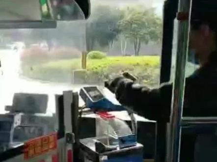 打开浏览器搜索“宜春公交行”下载APP,避免未带零钱的尴尬又能省钱坐公交车了!