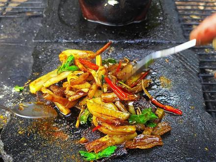 4块买了4包魔芋爽,再去野外生存找食物做烧烤大餐,太下饭了 低配野外生存38,在超市用4块买了4包不同口味的魔芋爽,再去野外生存寻找各种能吃的食物野菜,然后回到营地,放石板上烧烤一下,再配上一锅米饭,尝一口香辣美味,太好吃了#野外烧烤 #魔芋爽 #野外生存 #露营美食 #美食