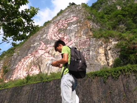 今天穷游到凤山县,今天消费150块,来这边看凤凰壁画 #靓仔 #穷游 #vlog