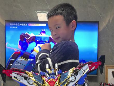 #dou上热门 炫卡斗士粉集合!炫蓝闪电W与烈狮火警的合体名场面终于来啦, 合体全程高能,电光与火焰的碰撞,这才是新品该有的排面#炫卡斗士 #变形玩具 #玩具 #永远玩不够的童年玩具 @DOU+小助手