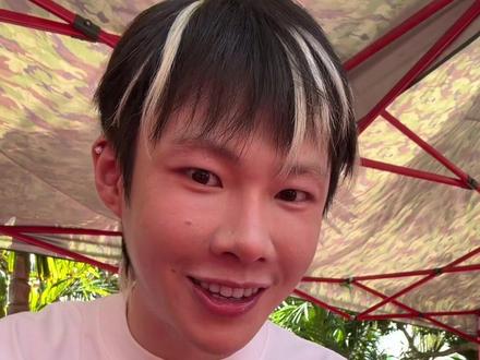 每年至少有一次的机会回到这个寨子
从第一次的新奇又彬彬有礼
到现在对乡间村落的熟悉
和邻里之间相遇时点个头的随意
时间像椰子水的甜让一切变得亲腻
当初漏雨的小屋装满了阿爆对生活的努力
侄女还不会走路抱在怀里
被嫌弃老土的彩灯在院子里亮着 转着
村口小卖铺的零食总是被我们吃的所剩无几
如今高朋满座的大房子是一切努力的意义
院子大伙祝福声夹着爆竹吵闹又欢喜
再见到姑婶他们拉着我手问着什么时候回来的啊
边上早已微醺的嫂子开始搂着闺蜜们高歌一曲
我上楼把这景象拍下分享给我的妈妈
妈妈说 房子真大 风景真好 阿爆真争气