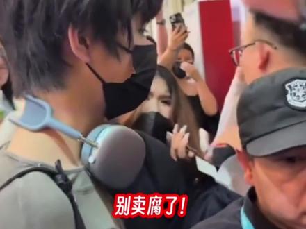 他把耳机摘下来,只是为了听一句新年快乐。#王橹杰 #线下anti #tf家族四代 #wlj @DOU+上热门