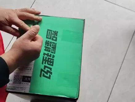 智霸锂电首发真实体验|续航真的顶!
等了好久终于把智霸锂电盼到手,首发入手真的太期待了!中途充电器还出了点小插曲,本来还担心要耽误很久,还好顺丰速度和服务一直在线,一路加急派送,最终顺顺利利收到货,必须给顺丰点个赞👍
开箱之后迫不及待就去绑定电池、充电,最惊喜的是把电池放进座椅仓内太完美了,刚刚合适,严丝合缝!充满电第一时间就上路实测,数据说话最真实:
第一次骑行36公里,耗电仅26%;
第二次骑了35公里,耗电24%;
两次跑完还剩49%的电量,换算下来续航轻轻松松70公里左右,完全超出预期!
不管是日常通勤、短途代步还是偶尔跑远点,这个续航表现都足够扎实,不虚标、不缩水,用着特别安心。
从发货到售后再到实际使用体验,整体都很满意,真心觉得选智霸锂电,绝对是不会后悔的选择,靠谱又耐用!
#智霸锂电 #政院长 #智霸电池 #智霸锂电首发实测# 智霸锂电续航