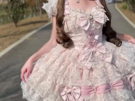 云端雪羽年前还有一千多件现货哦~在10号前拍下都可以发货 年前一千多件现货清完后,过完年上班就预售再踩缝纫机啦
#洛丽塔lolita #lo裙安利 #lolita #云端雪羽 #花嫁