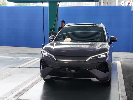 宋Ultra EV预售15.5万起,二代刀片电池+闪充技术! #B级闪充SUV宋UltraEV预售155万起 #比亚迪 #宋Ultra #dou好车 #新车