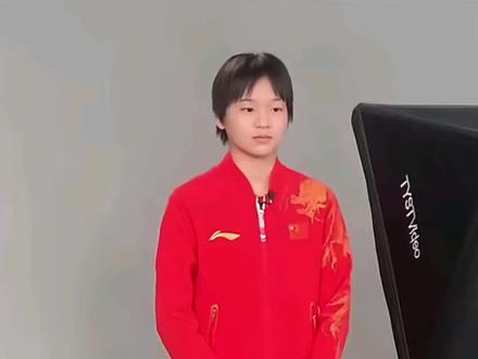 全红婵拿下奥运冠军后,成就了一批人,最大的受益者,不是她父母而是这些人。
1.她的几位教练。
第一位:启蒙教练郭艺荣获全国体育事业杰出贡献
第二位:陈华明也获得了全国体育事业杰出贡献奖第三位:何威仪荣升广东跳水队总教练。 这下好了,徒弟和师傅都有了很好的回报,真的是名师照高徒,高徒耀名师呀!
2.其次是她的故乡迈合村,一个名不见经传的村上了央视,被全世界人民所知,紧接着就是破天流量的到来,四面八方的游客,让整个村庄热闹起来, 拉动了当地的经济。
还衍生出几个小网红,靠着婵宝,赚得荷包不知道有多鼓。
3.还有她的所在体校,在湛江也变得更出名,很多父母都拉着自己有跳水天赋的孩子来这里历练,也想让自家孩子成龙成凤。
4.头条、抖音等一大众媒体,他们在婵宝流量高峰, 用视频拍婵宝、写婵宝,用婵宝的流量变现。
全红婵两次拿下是奥运冠军后,成了移动的流量之王,走到哪里都会瞬间成为焦点。
这才是真正的个人先富,经过努力拼搏成了有钱人, 然后拉动村里其他人搞活经济。
反而,她的全家并没有靠她变成有钱人,反而被游客逼的全家搬进了果园,踏踏实实做果农。
蝉宝一家都是满满正能量,婵宝更是好样的。#全红婵 #全红婵是新星之光 #全红婵受全民喜爱 #全红婵跳水冠军 #全红婵太牛了