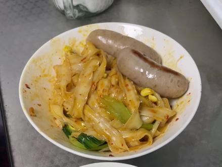 80后一拖二宝妈坚持早起给孩子做早餐……初中生睡的早,小学生点餐#油泼面 和#银耳羹 昨晚手机忘了充电,一觉醒来6点了,还好早餐简单,没耽误!#我的厨房日记 #三伏天清养#喜纯伏湿膏