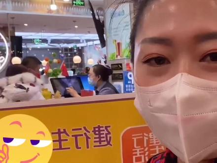 建行工作人员手把手教顾客下载建行生活App,消费100立减50,你们在家也可以先下载好再过来消费哦😀