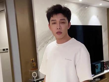 他在叽里咕噜些什么 不会是在吃醋吧#顾氏男友 #情侣vlog