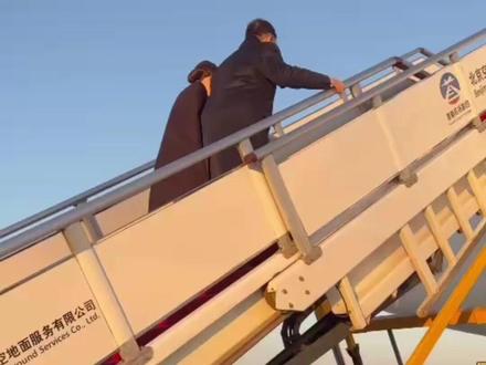 访华之旅已经结束!苏提达搀扶着泰王登机