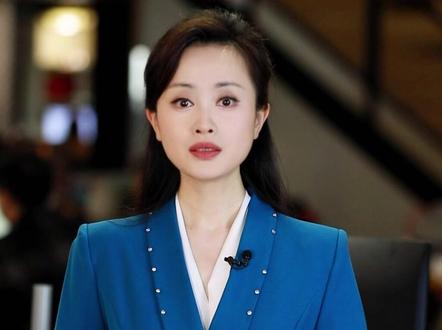 #男子去世后保姆2天内转走他50万元 ,刚去世12分钟就被转走第一笔钱。上海警方成功追回涉案资金、玉石近百万元。目前,该保姆涉嫌盗窃罪已被刑拘。#第1眼TV口说有屏