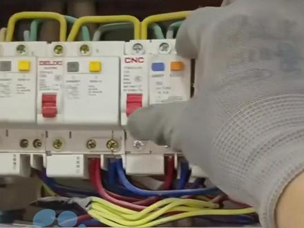 戴手套!家里突然跳闸千万不能徒手合闸,可能直接灼伤手部、面部、双眼,甚至引发心脏骤停,用电安全无小事!快转发给相亲相爱一家人群吧#大象主播说 @主持人任炜