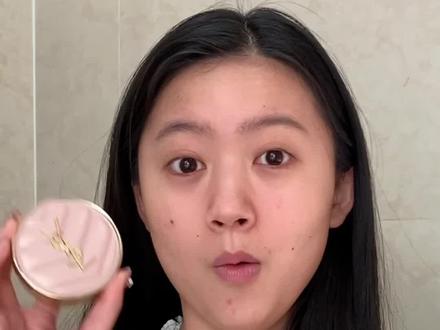 黄皮+原相机‼️YSL粉气垫全色号试色 附对比
又是为YSL粉气垫美貌上头的一天~
妆效也是利落的粉光肌,偏干皮入股不亏‼️
我是黄1.5白,B10和BR20都能用,个人更喜欢B10,提亮效果好。
📕全色号一共5个
B10,黄调一白
B20,黄调二白
B25,黄调三白
Br10,粉调一白&中性一白
Br20,粉调二白&中性二白
其中B10和Br20是官方热卖色号
📕双色对比
B10+B20,黄调偏白肤色参考
B10+Br10,白皙肤色参考
B10+Br20,自然偏白肤色参考
Br10+Br20,粉调偏白肤色参考
B20+B25,黄二白、三白参考
#无美颜无滤镜 #气垫底妆大测评 #ysl粉气垫 #干皮气垫