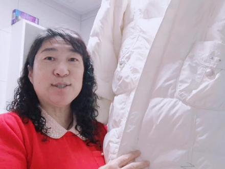 清洗白色羽绒服有绝招,洗衣液加一物,晾干之后和新买的一样 #洗衣 #污渍轻松去除 #去污小妙招 #洗衣服