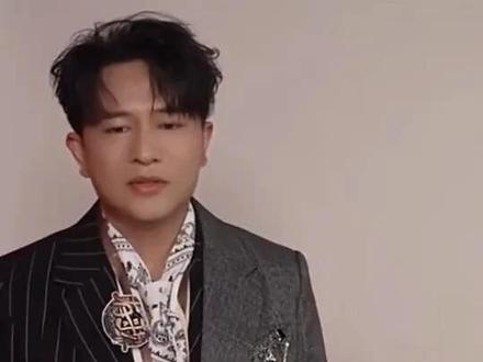 昔日的彩铃时代王者来参加音综了!谦虚的说自己个人发挥比较好的阶段是2008年到2012年,面对主持人“听说收入有两幢楼”的犀利提问,欢子在线辟谣,表示说没有。#欢子 #陈卓璇 #浙江卫视 #有歌2025#彩铃之王在线辟谣没有赚到两幢楼