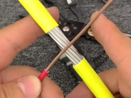 铝电缆中间接单根硬铜线,3000元的电工这样接,并且保证不会氧化