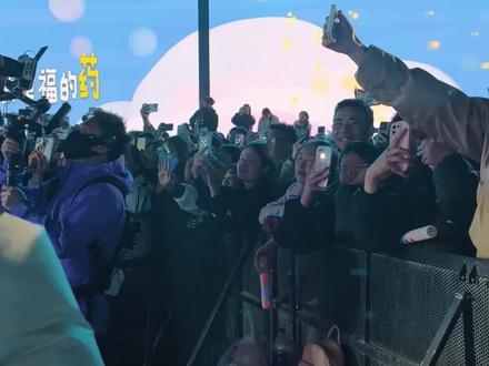 高迪2016爆火,男生应该二十多岁,青春没有回程票,但在这一刻,在万岁山,男生和年少的自己,好像又重逢了一次。
#万岁山武侠城 #万岁山武侠城春节大庙会 #高迪来攻打万岁山了 #来万岁山和高迪同台喊麦 #万岁山江湖音乐节