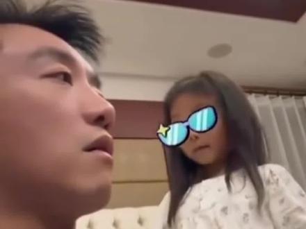 郑恺晒女儿全英文对话,网友调侃:英语水平已经超过超哥了(来源 潇湘晨报 编辑 杨姗姗)