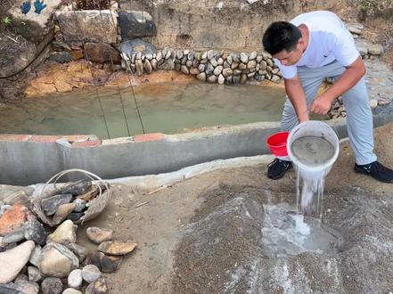 之前有粉丝朋友说做完鱼池以后喝水不方便了,要先在鱼池旁边修 一条小路,后面还会修一座桥。#我的乡村生活 #摸鱼抓虾 #改造泉水 #山涧小溪 #山泉水