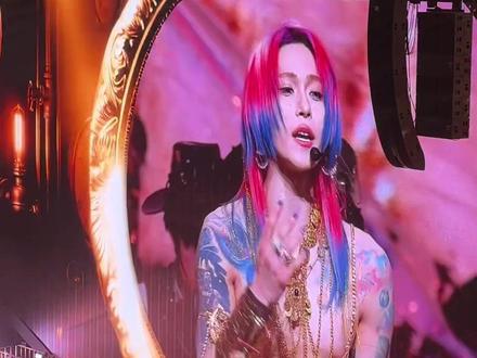 岳岳你怎么做到每次舞台都可以给我一个全新的你!许愿下场,谎/小沙拉#神级现场 #岳明辉 #oner岳岳 #感受一下音乐现场感染力 #坤音2026q跨万马奔腾迎春晚会