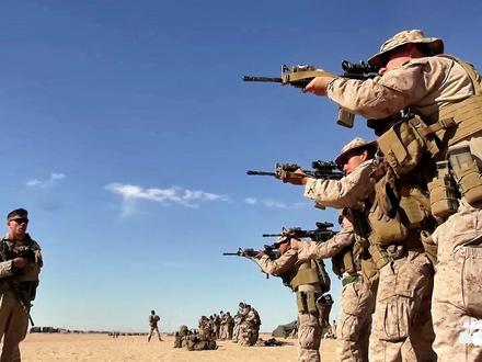 0.5秒更换弹夹,美军弹夹更换训练贴近实战,男女士兵同一标准 #换弹夹动作视频 #美军 #自动步枪 #有一纪录片 #女兵