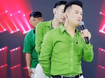 狗家军团#气质男神 #男人味十足 #每天帅给你看 #帅气出场 @父子组合🎙️户外唱歌