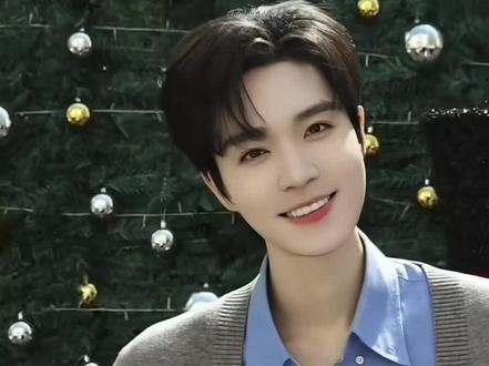 一期一个短剧男演员:梁思伟 |童星出道老戏骨
|八块腹肌短剧美男
|梁思伟,1999年10月27日出生于陕西省西安市,毕业于西北政法大学经济法学院本科班。他并非表演科班出身,却凭借出众的外形和日渐精湛的演技,在竞争激烈的短剧市场中脱颖而出,成为备受瞩目的新生代演员。
#短剧男演员#梁律 #梁思伟 #短剧男神@梁思伟耶 @梁思伟工作室