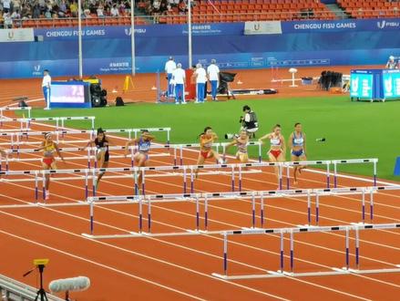 8月4日,成都大运会田径女子100米栏决赛中,中国选手吴艳妮以12秒76的成绩摘得银牌,这一成绩刷新了她几个小时前刚刚创造的个人最佳成绩并达到巴黎奥运会参赛标准。#成都大运会 #吴艳妮