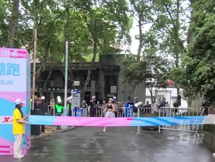 5月7日,杭州。2023杭州女子半程马拉松,40岁姐姐第一个冲线,“跑步已经减了40斤了”