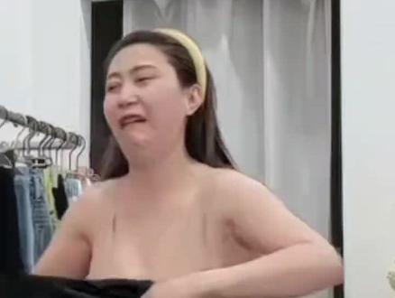 这不是演员拍段子,这是真实的生死瞬间。3.10号,山西网红服装主播王炸姐,在自己的服装店做直播时,突感身体不适,头晕头疼,忙叫助理帮忙打120,几分钟后,还没来得及送医抢救,她就因脑出血猝死,享年39岁,留下一个4岁女儿。令人唏嘘婉惜。生命无常,谁也不知道明天和意外那个先来。人也不是老了才会死,是随时会死。生命只有一次,请珍惜敬畏生命。